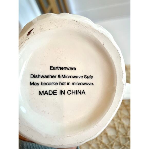 Set of 2 White Earthenware Santa Mugs Vintage Design - Picture 5 of 5